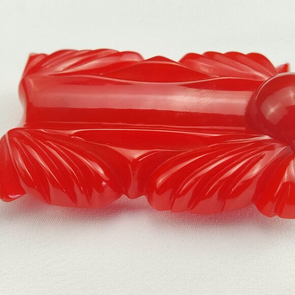 Vintage Large Fur Clip Made of Red Bakelite - Picture 4 of 7